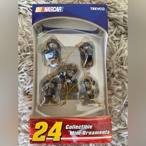 NASCAR Trevco Collectible Mini Bear Pit Crew Ornament #24 Jeff Gordon Chevrolet